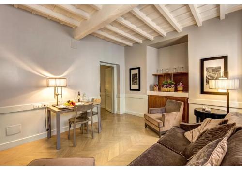 een woonkamer met een bank en een tafel bij Suites Giulia in Rome