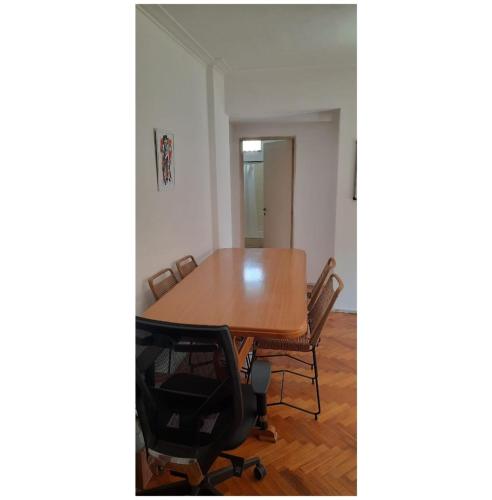 una mesa de comedor y sillas en una habitación en Confortable Depto 2 ambientes en Buenos Aires