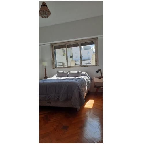 1 dormitorio con cama y ventana en Confortable Depto 2 ambientes en Buenos Aires