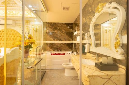ein Bad mit einem WC und einer Glasdusche in der Unterkunft King's Hotel Linh Đàm 1 in Hanoi