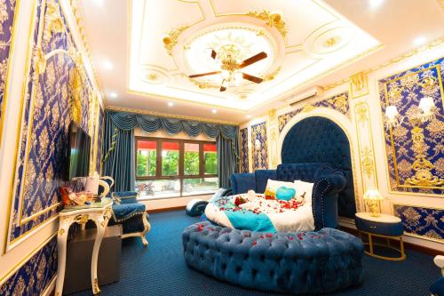 ein Schlafzimmer mit einem blauen Zimmer mit einem Bett und einem Kronleuchter in der Unterkunft King's Hotel Linh Đàm 1 in Hanoi
