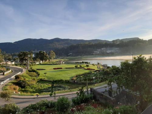 努沃勒埃利耶的住宿－Medalin Lake Gregory，享有毗邻河流的公园景致