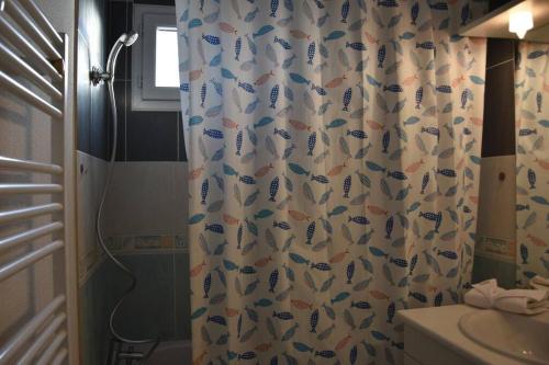 La salle de bains est pourvue d'un rideau de douche et d'un lavabo. dans l'établissement T3 Le Perrier, à Olivet