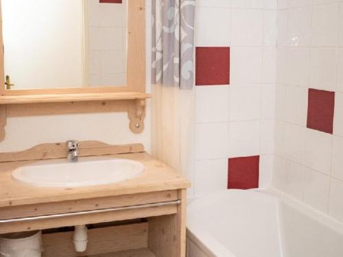 ein Badezimmer mit Waschbecken, Toilette und Badewanne in der Unterkunft Appartement spacieux 4 pièces, 8 personnes avec parking à Puy-Saint-Vincent - FR-1-504-33 in Puy-Saint-Vincent