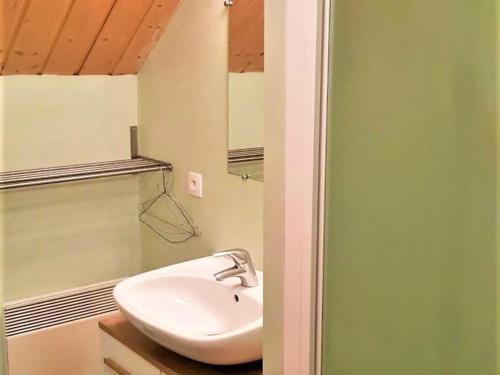 een badkamer met een witte wastafel en een spiegel bij Chalet La Joue du Loup, 4 pièces, 8 personnes - FR-1-504-40 in Le Dévoluy