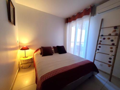 Posteľ alebo postele v izbe v ubytovaní Frejus Plage Le Capitole T2 35m2 Climatise balcon