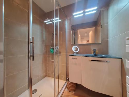 Kúpeľňa v ubytovaní Frejus Plage Le Capitole T2 35m2 Climatise balcon