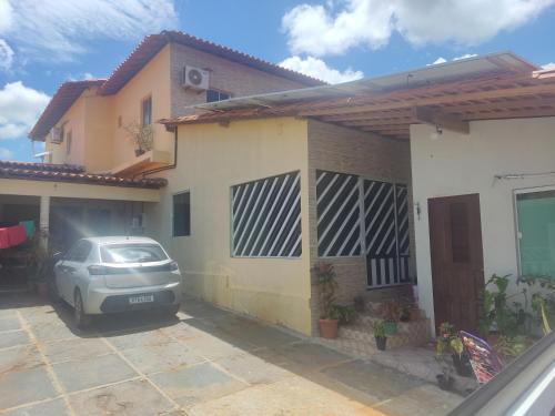 une voiture garée devant une maison dans l'établissement Casa da Zélia Hospedagem, à Barreirinhas