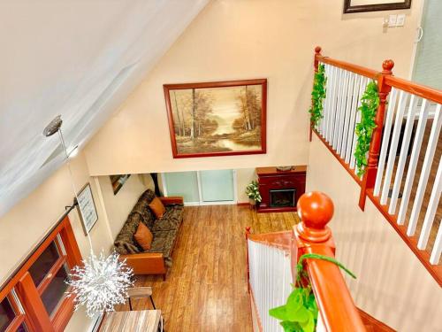 ein Wohnzimmer mit einer Treppe und einem Sofa in der Unterkunft Chic Chalet River Views & Access 