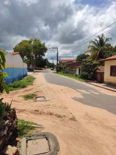 een lege straat in een klein stadje met een onverharde weg bij Casa da Zélia Hospedagem in Barreirinhas