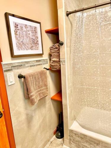 Un baño de Chic Chalet River Views & Access
