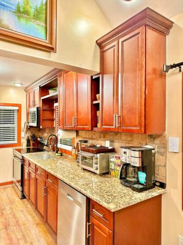 Una cocina o cocineta en Chic Chalet River Views & Access