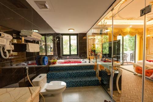 Koupelna v ubytování King's Hotel Linh Đàm 2