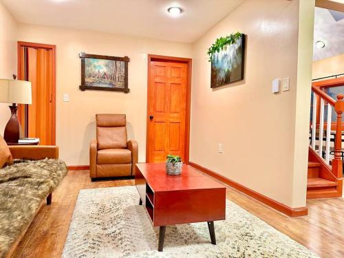 Un lugar para sentarse en Chic Chalet River Views & Access