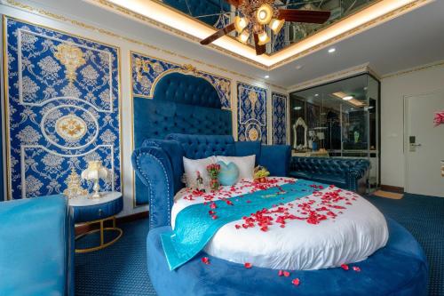 Katil atau katil-katil dalam bilik di King's Hotel Linh Đàm 2