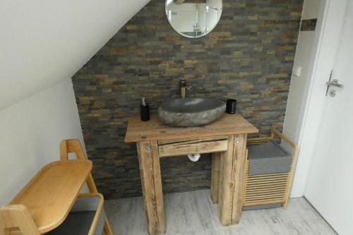 y baño con lavabo sobre una mesa de madera. en Holiday, en Schwandorf