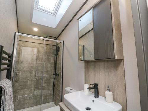 een badkamer met een wastafel en een douche bij Hollybirch in Crieff