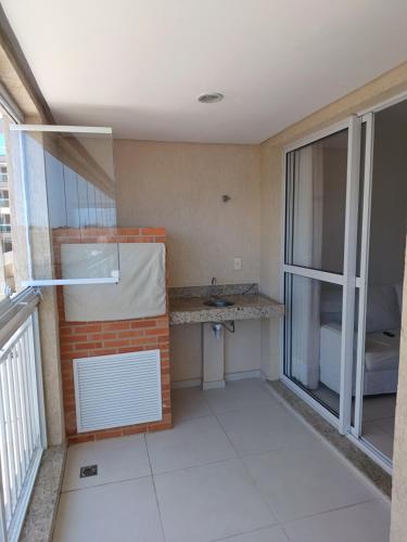uma pequena casa de banho com um lavatório e uma janela em Apartamento Braga em Cabo Frio