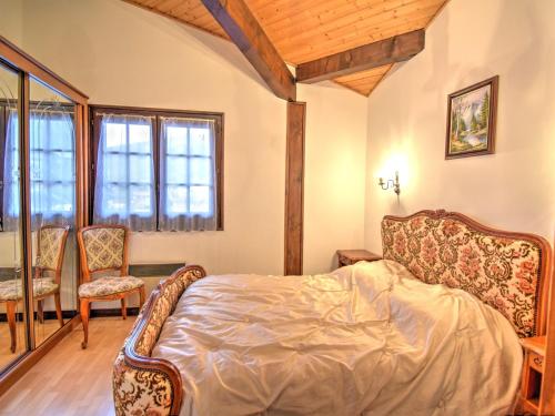 une chambre avec un lit, une chaise et des fenêtres dans l'établissement Appartement 70m² pour 8 au centre de Morzine, proche pistes et commerces, avec garage privé - FR-1-524-2, à Morzine