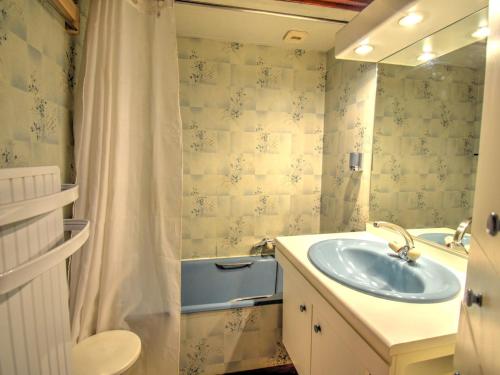baño con lavabo y cortina de ducha en Appartement Morzine, 3 pièces, 8 personnes - FR-1-524-2, en Morzine