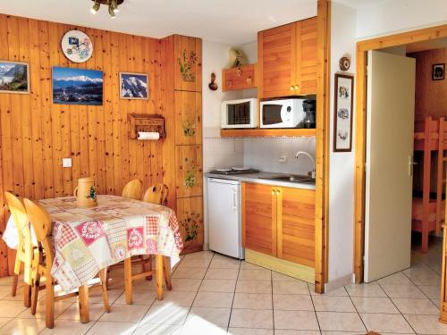 Il comprend une cuisine et une salle à manger avec une table. dans l'établissement Charmant studio près du centre de Morzine avec loggia et parking, idéal pour 4 personnes - FR-1-524-5, à Morzine