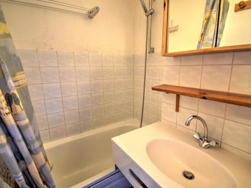 une salle de bain avec un lavabo, une baignoire et un miroir dans l'établissement Appartement cosy au pied du téléphérique de Nyon, balcon, parking, animaux admis - FR-1-524-19, à Morzine