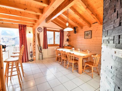 une cuisine et une salle à manger avec une table et des chaises dans l'établissement Appart duplex familial avec mezzanine, 200m du centre et remontées, équipé pour 8, parking, WiFi - FR-1-524-10, à Morzine