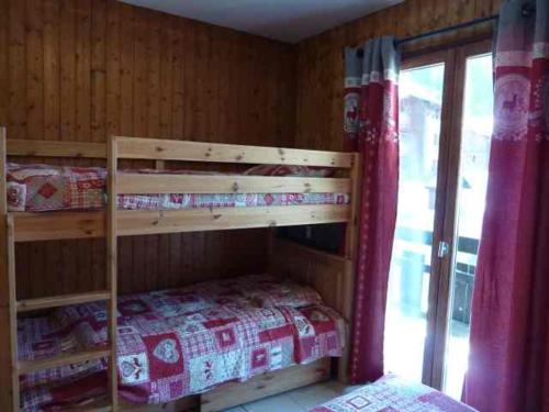 sypialnia z 2 łóżkami piętrowymi i oknem w obiekcie Appartement Morzine, 2 pièces, 6 personnes - FR-1-524-20 w mieście Morzine