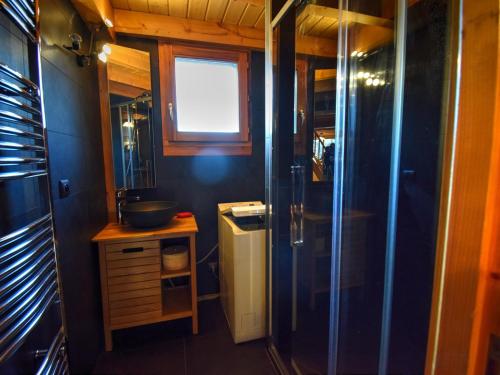 une petite salle de bain avec un lavabo et une douche dans l'établissement Appart duplex familial avec mezzanine, 200m du centre et remontées, équipé pour 8, parking, WiFi - FR-1-524-10, à Morzine