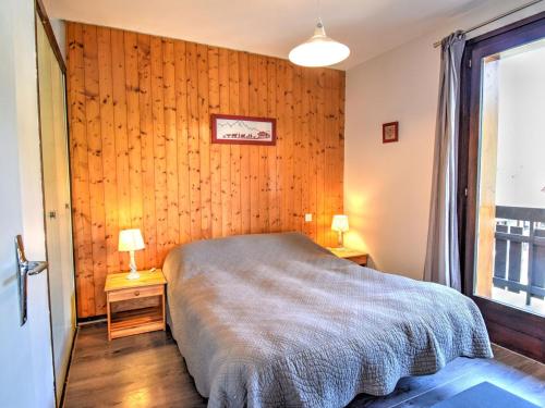 - une chambre avec un lit et deux lampes sur les tables dans l'établissement Bel Appartement 40m², Proche Centre Morzine, 6 Pers., Balcons, Animaux Admis - FR-1-524-23, à Morzine