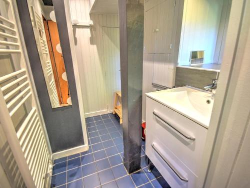 y baño con lavabo, espejo y lavabo. en Chalet Morzine, 4 pièces, 10 personnes - FR-1-524-6 en Morzine