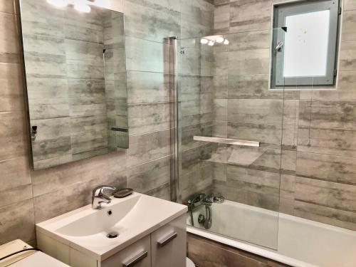 La salle de bains est pourvue d'un lavabo et d'une douche en verre. dans l'établissement Appartement Morzine, 3 pièces, 6 personnes - FR-1-524-34, à Morzine