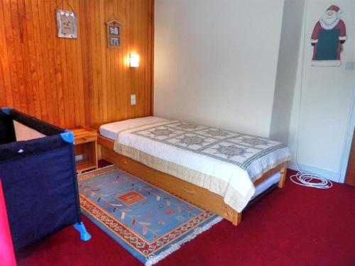 - une petite chambre avec un lit et un bureau dans l'établissement Appartement Morzine, 3 pièces, 6 personnes - FR-1-524-34, à Morzine