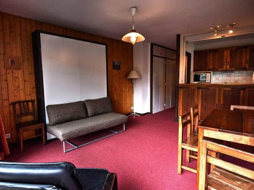un salon avec un canapé et une table dans l'établissement Appartement familial à Morzine avec parking et Wi-Fi - FR-1-524-37, à Morzine