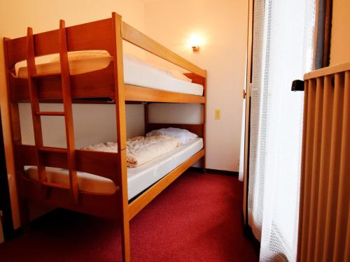 une chambre avec deux lits superposés dans l'établissement Appartement familial à Morzine avec parking et Wi-Fi - FR-1-524-37, à Morzine