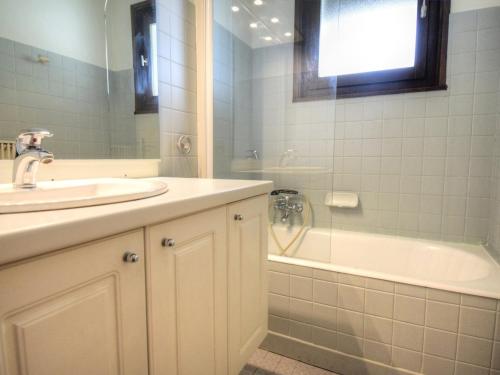bagno con vasca, lavandino e motivi tubermotter di Appartement Morzine, 2 pièces, 5 personnes - FR-1-524-37 a Morzine