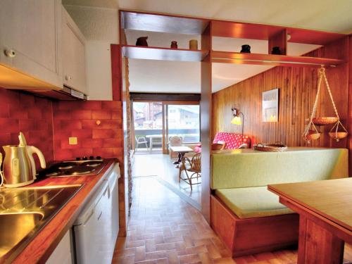 une cuisine avec une cuisinière et un comptoir dans l'établissement Charmant 2 pièces au centre de Morzine avec parking et WiFi - FR-1-524-56, à Morzine