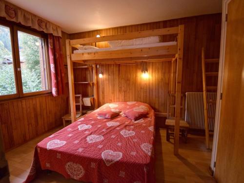 - une chambre avec 2 lits superposés dans une maison dans l'établissement Charmant 2 pièces au centre de Morzine avec parking et WiFi - FR-1-524-56, à Morzine