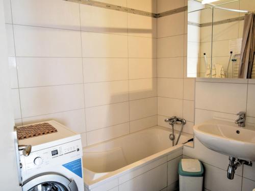 une salle de bain avec une machine à laver et un lavabo dans l'établissement Appartement rénové avec 3 pièces, parking, proche centre et commodités à Morzine - FR-1-524-8, à Morzine