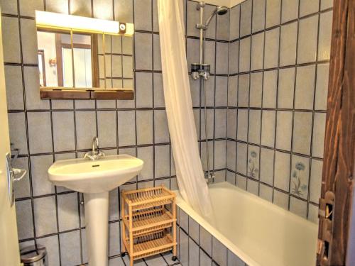 une salle de bain avec un lavabo et une baignoire et un lavabo dans l'établissement Charmant 2 pièces avec piscine et parking, proche des pistes à Morzine - FR-1-524-75, à Morzine
