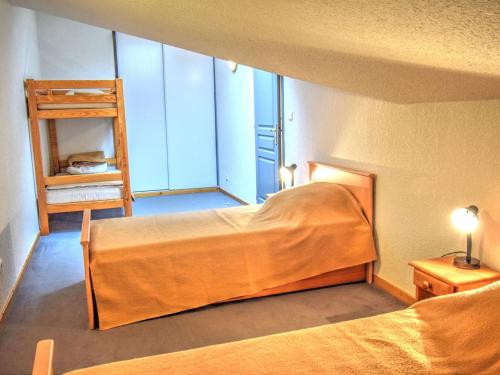- une petite chambre avec un lit et une échelle dans l'établissement Appartement duplex spacieux et équipé, proche centre de Morzine, navettes gratuites, garage privé - FR-1-524-9, à Morzine