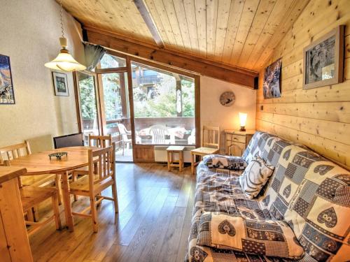 un salon avec un canapé et une table dans l'établissement Duplex studio près du centre de Morzine, 6 pers., balcon, garage, proche remontées et navettes gratuites - FR-1-524-39, à Morzine