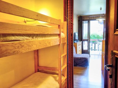 Cette chambre comprend 2 lits superposés et un couloir. dans l'établissement Charmant studio à deux pas du centre de Morzine, équipements complets pour 4 personnes - FR-1-524-85, à Morzine