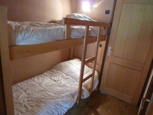 - deux lits superposés dans une chambre avec une porte dans l'établissement Duplex studio près du centre de Morzine, 6 pers., balcon, garage, proche remontées et navettes gratuites - FR-1-524-39, à Morzine