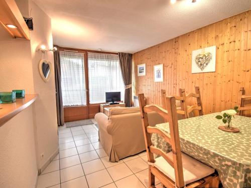 - une cuisine et une salle à manger avec une table et un canapé dans l'établissement Appartement 2 pièces à Morzine, centre-ville, proche pistes, balcon sud, parking couvert, 6 couchages - FR-1-524-41, à Morzine