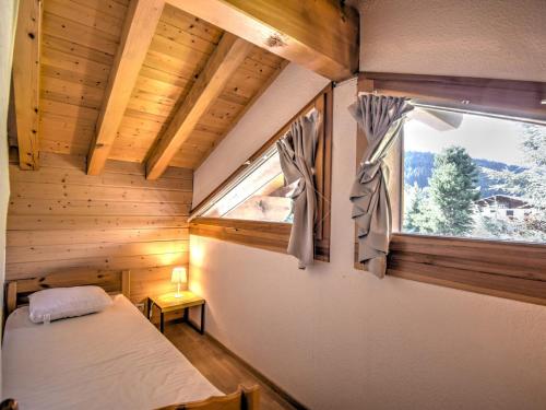 une petite chambre avec un lit et une fenêtre dans l'établissement Appartement spacieux avec balcon, 4 chambres en suite, à 200m du centre de Morzine et des remontées mécaniques - FR-1-524-98, à Morzine