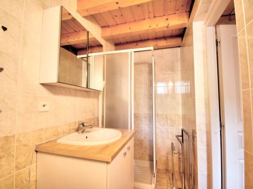 une salle de bain avec un lavabo et une douche dans l'établissement Appartement spacieux avec balcon, 4 chambres en suite, à 200m du centre de Morzine et des remontées mécaniques - FR-1-524-98, à Morzine