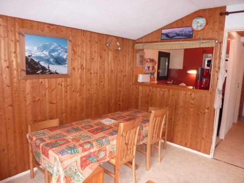 d'une salle à manger avec une table et des murs en bois. dans l'établissement Appartement 2 pièces près du centre de Morzine avec balcon et parking, animaux admis - FR-1-524-44, à Morzine