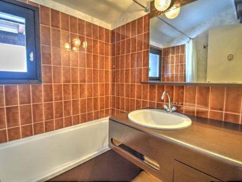 une salle de bain avec un lavabo et une baignoire dans l'établissement Appartement 2 pièces près du centre de Morzine avec balcon et parking, animaux admis - FR-1-524-44, à Morzine