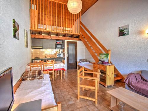 un salon avec un escalier et une cuisine dans l'établissement Studio cosy avec mezzanine, centre de Morzine, proche pistes, parking couvert - FR-1-524-52, à Morzine